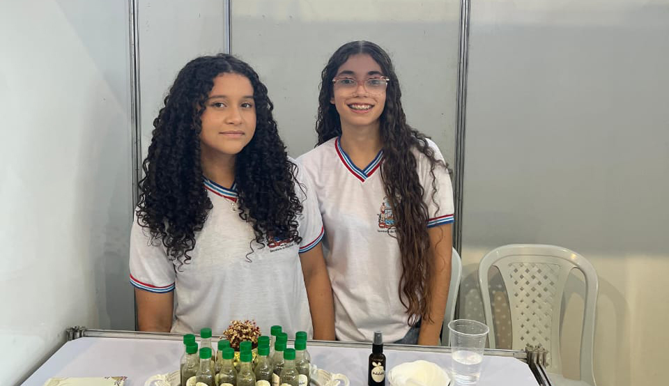 Jovens cientistas desenvolvem spray natural contra inflamações