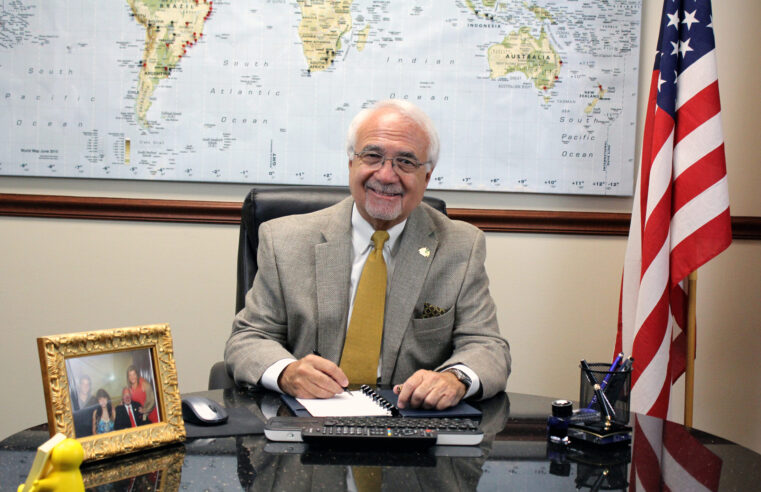 Trump é capaz de fazer os EUA crescerem, diz o economista Carlo Barbieri