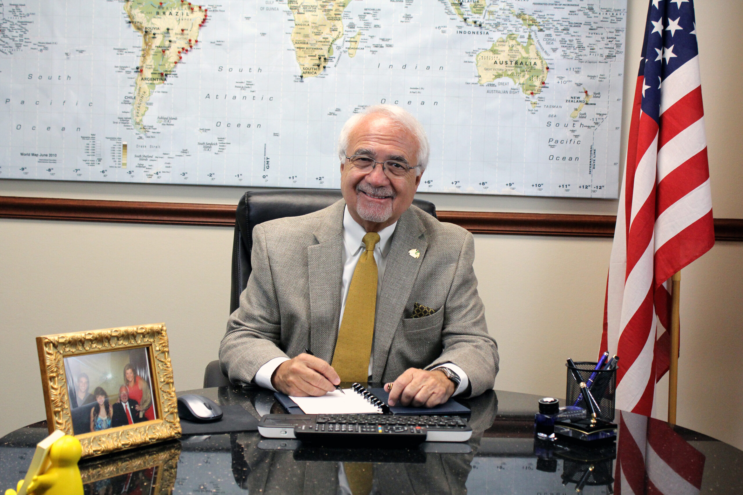 Trump é capaz de fazer os EUA crescerem, diz o economista Carlo Barbieri